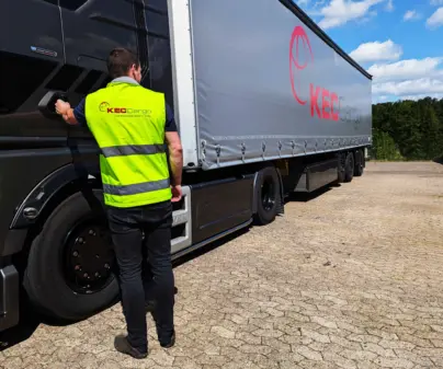 Europaweite Express-Transporte per Lkw mit geschulten und qualifizierten Fahrern
Express transports all over europe by well equiped trucks and trained drivers