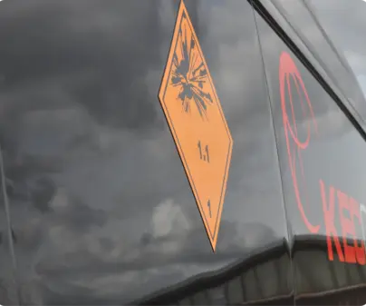 Gefahrguttransporter mit Warnhinweisschild